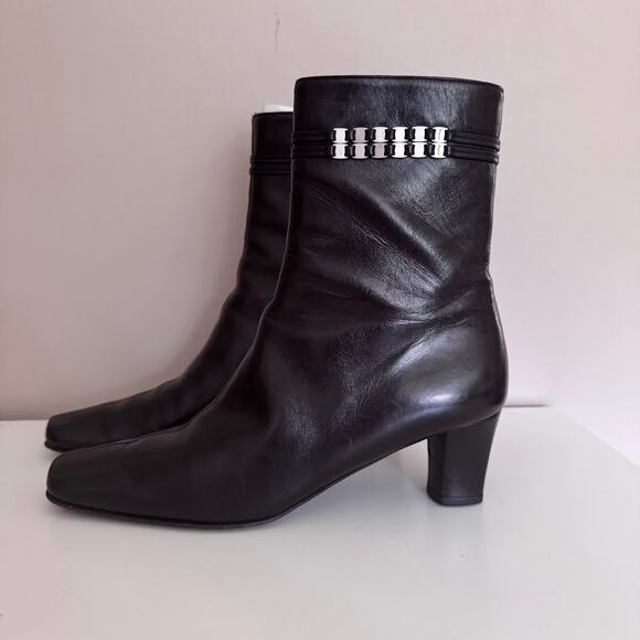 Salvatore Ferragamo Vara Black Chain Leather Ankle Boots Size 6 Narrow Width - Picture 12 of 12
